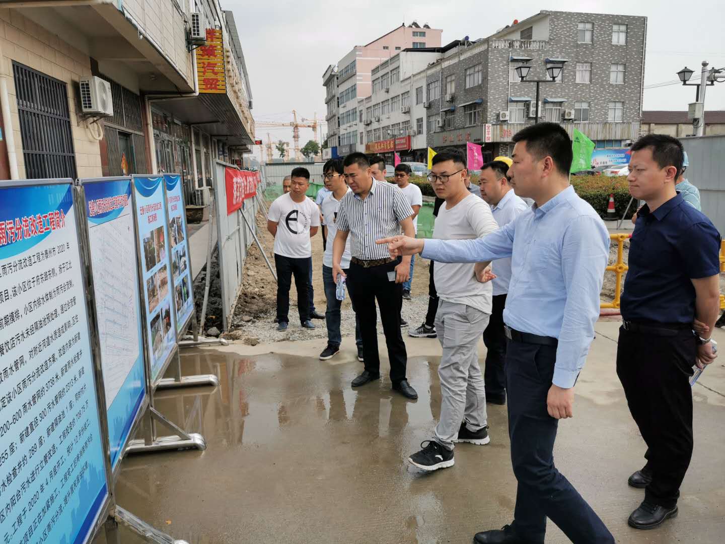 观摩地点为高港区迁善小区雨污分流项目 